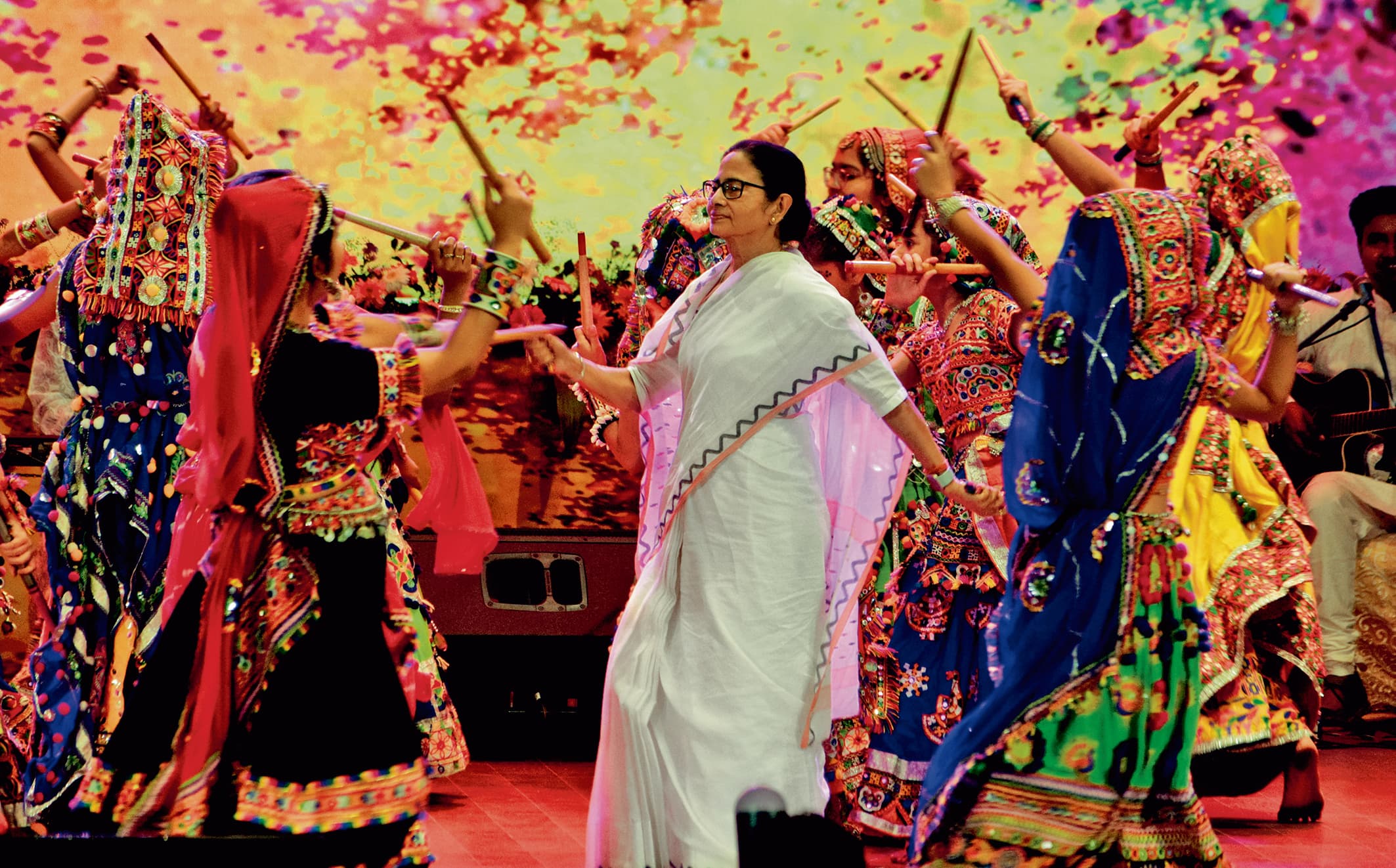 उकसावे में न आयें, दिलों को रंगीन बनायें