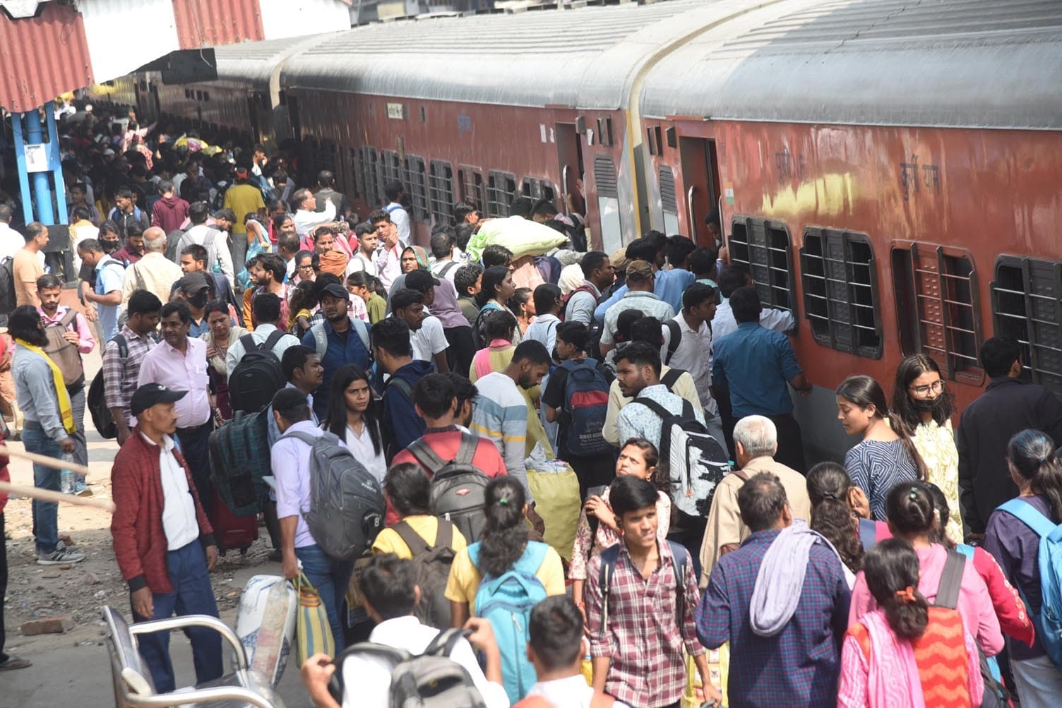 Patna News : होली में भीड़ और ट्रेनों के लेट होने से यात्रियों का हाल बेहाल