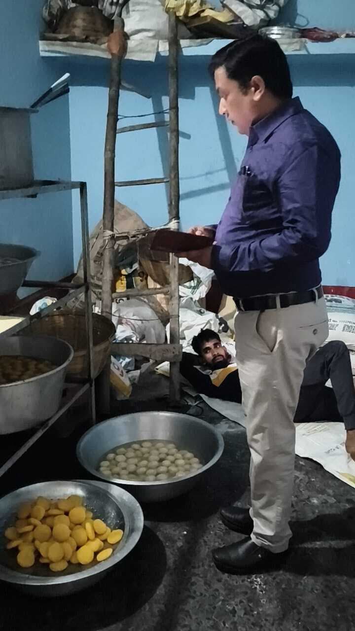 Dhanbad News: फूड सेफ्टी टीम ने की निरसा-चिरकुंडा की सात दुकानों की जांच, लिया सैंपल