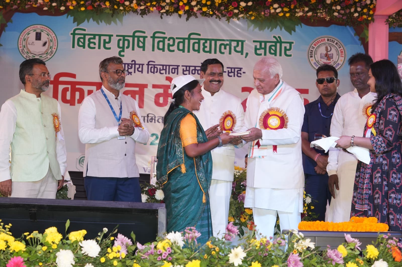 राज्यपाल ने महिला किसान को किया सम्मानित