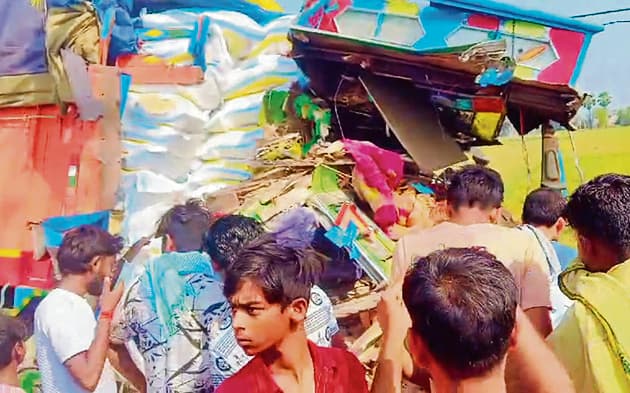 HAJIPUR NEWS. पेड़ में टकराने से घायल ट्रक चालक की पीएमसीएच ले जाने के दौरान मौत