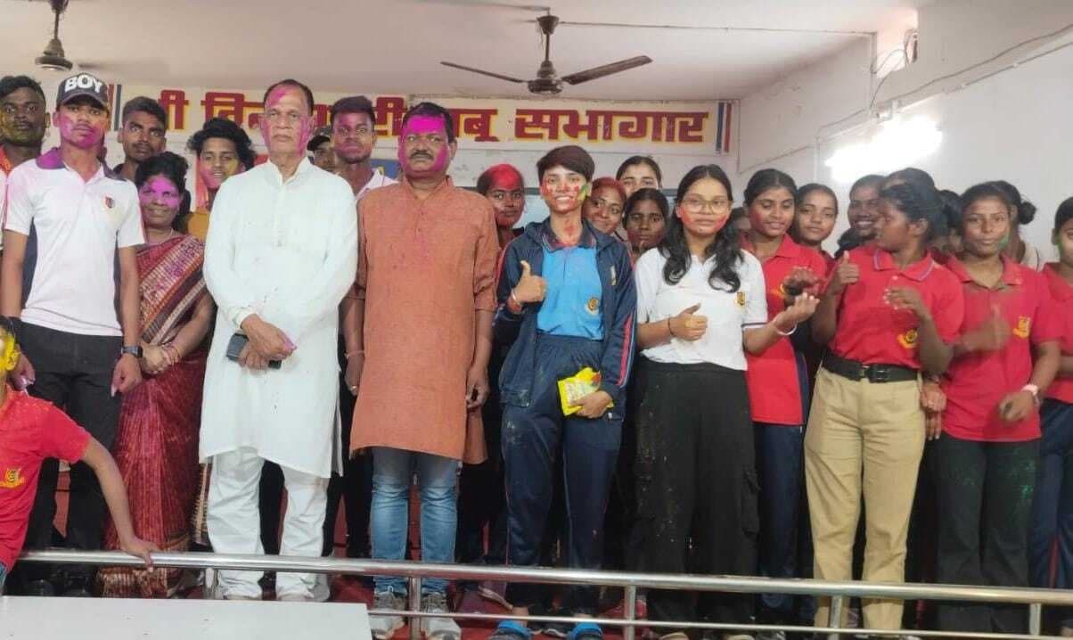 होली मिलन समारोह का किया गया आयोजन