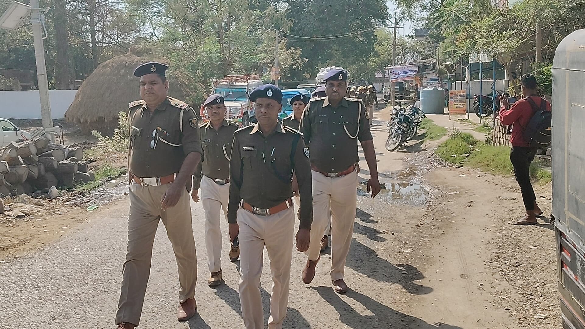 संवेदनशील जगहों पर पुलिस ने किया फ्लैग मार्च