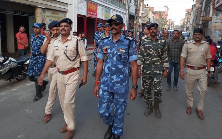 होली के त्योहार को लेकर शहर में फ्लैग मार्च