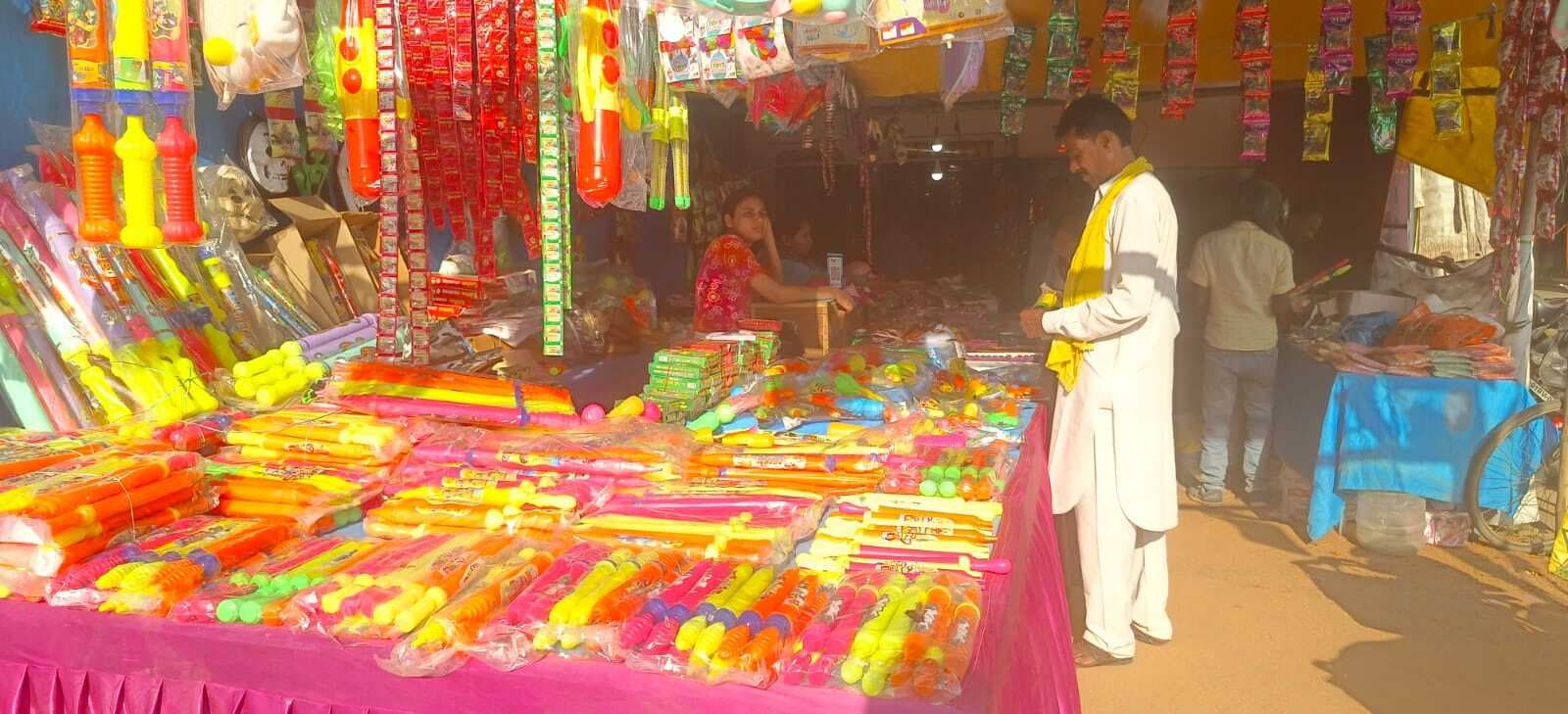 रंग-गुलाल और पिचकारी तैयार, कल का इंतजार