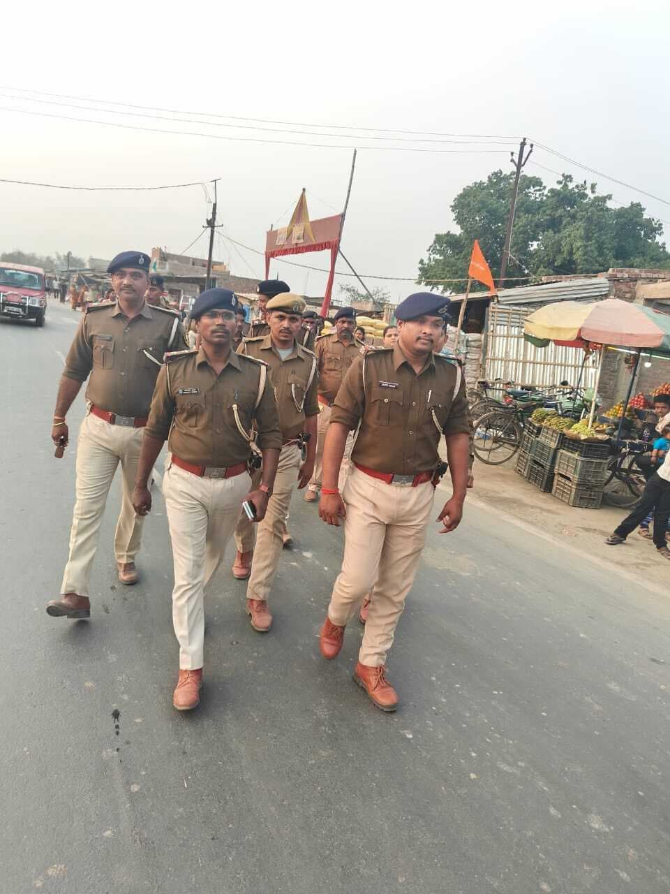 फ्लैग मार्च निकालकर शरारती तत्वों को दी चेतावनी