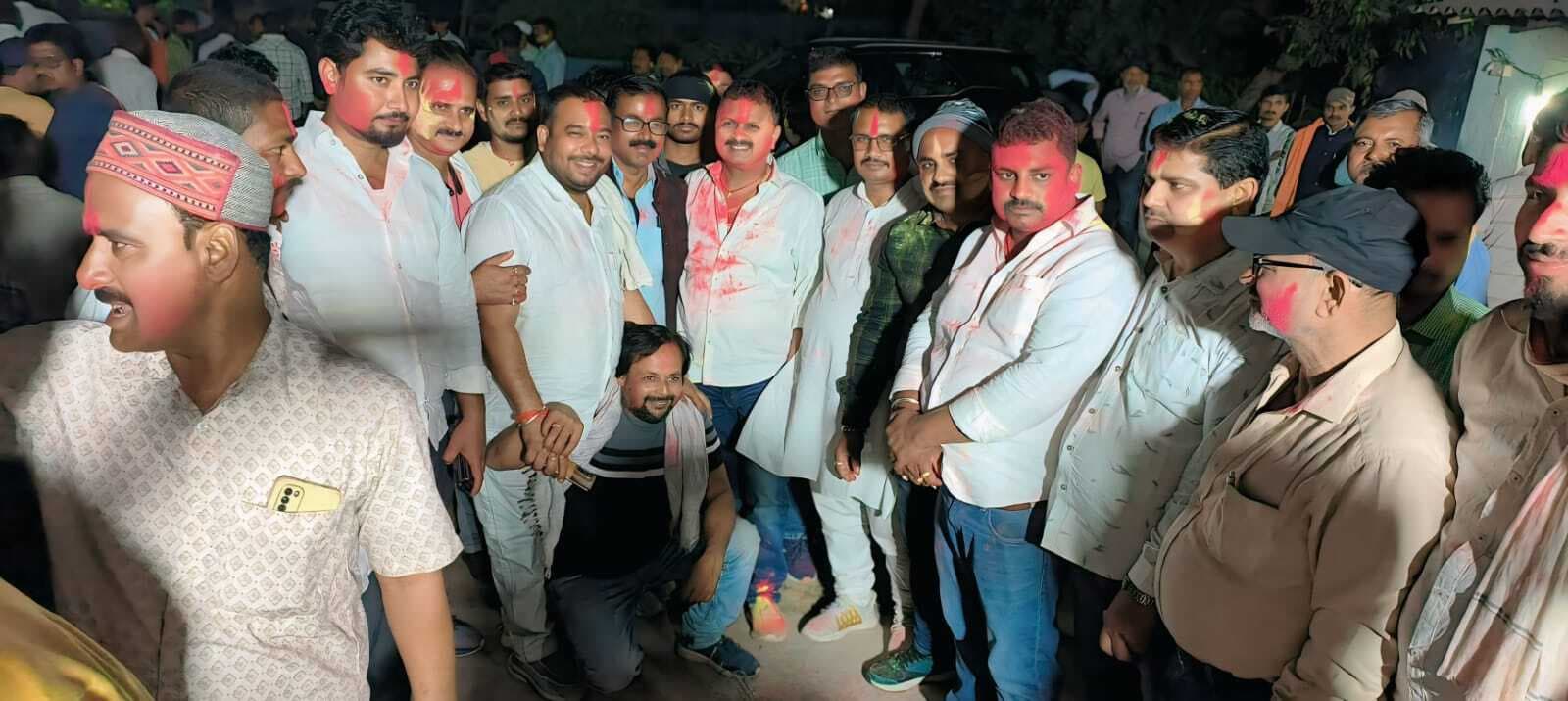 अबीर-गुलाल लगाकर और मिठाई खिला कर दी होली की बधाई