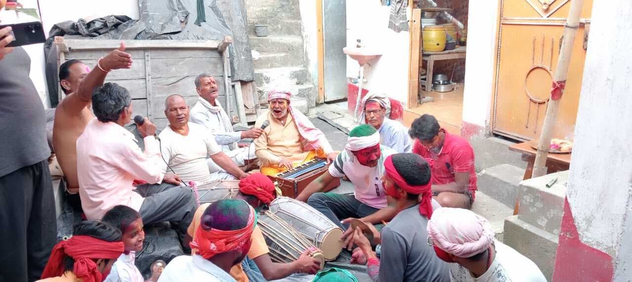 ढोल, मृदंग व नाल की थाप पर होली के गीत गा एक-दूसरे को लगाया रंग अबीर