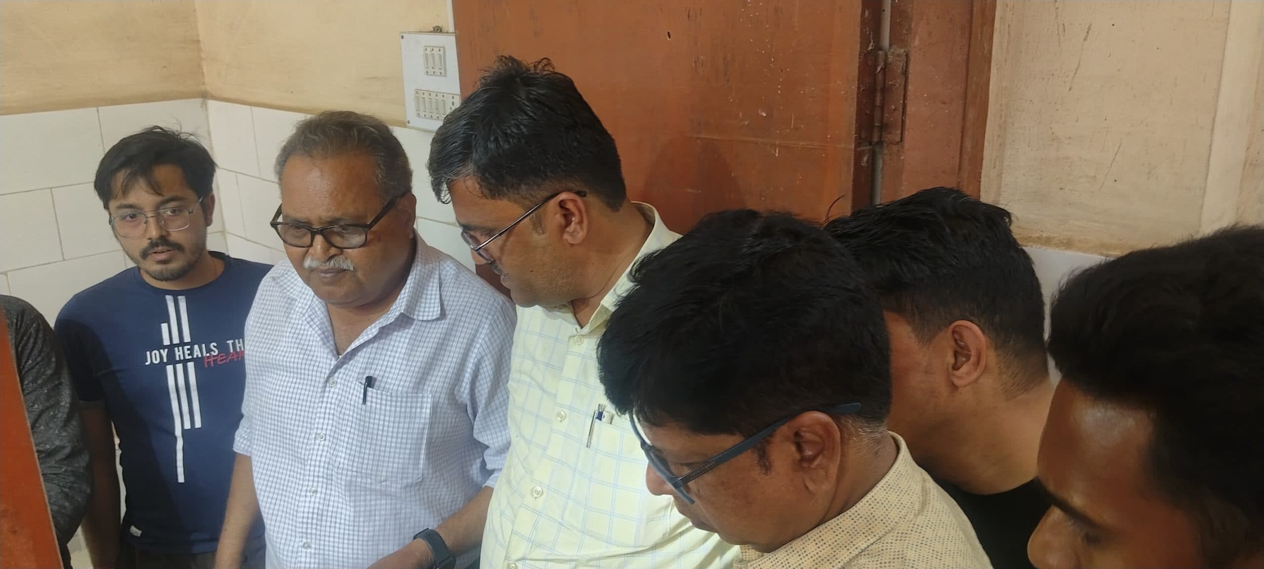 सड़क दुर्घटना में दो युवकों की मौत, एक की स्थिति नाजुक