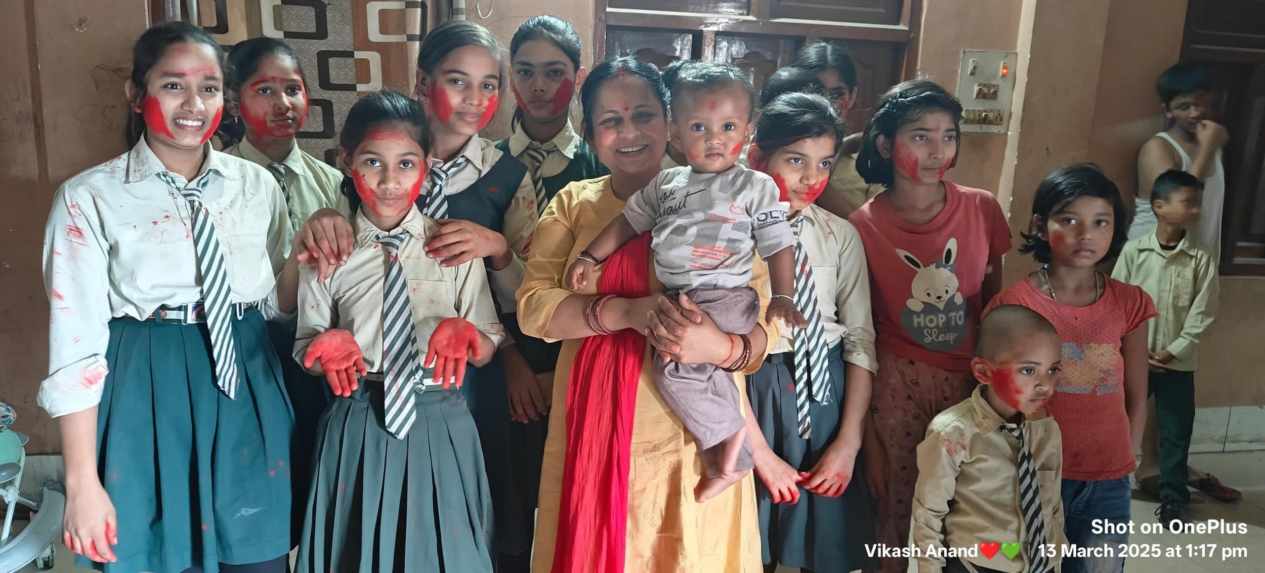 रंग-गुलाल लगाकर स्कूली बच्चों ने एक-दूसरे को दी होली की शुभकामनाएं