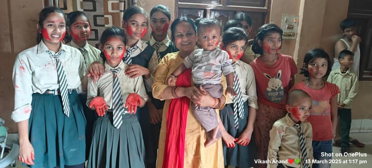 रंग-गुलाल लगाकर स्कूली बच्चों ने एक-दूसरे को दी होली की शुभकामनाएं