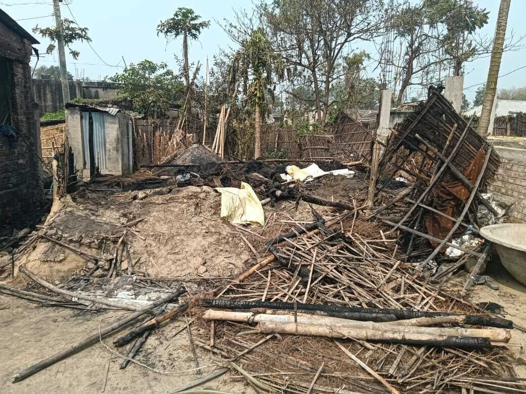 चूल्हे की चिंगारी से लगी आग, एक घर जलकर राख, 10 बकरियों की झुलसने से मौत