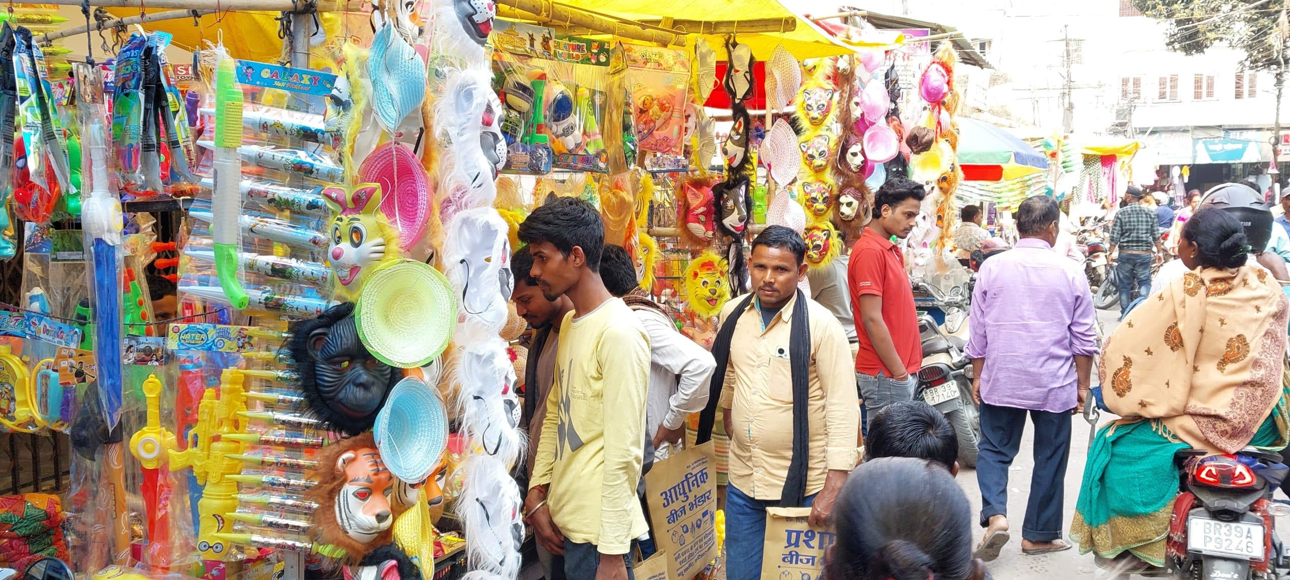 होली पर्व को लेकर बाजार रहा पूरा गुलजार चारों तरफ होती रही होली सामग्री की खरीदारी