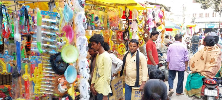 होली पर्व को लेकर बाजार रहा पूरा गुलजार चारों तरफ होती रही होली सामग्री की खरीदारी