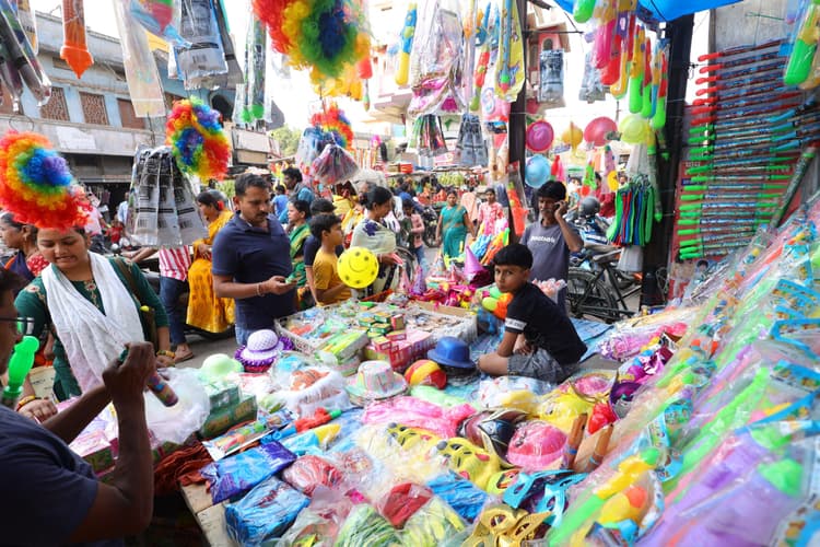 hajipur news. उत्साह के साथ किया गया होलिका दहन, होली कल