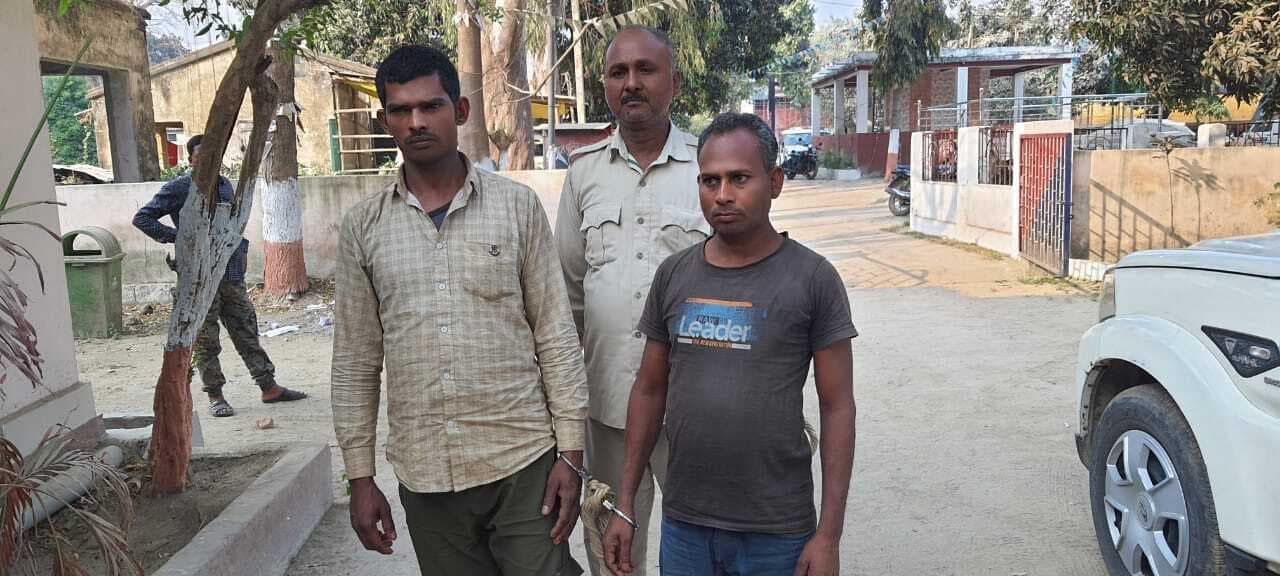 शराब व हथियार के साथ दो गिरफ्तार