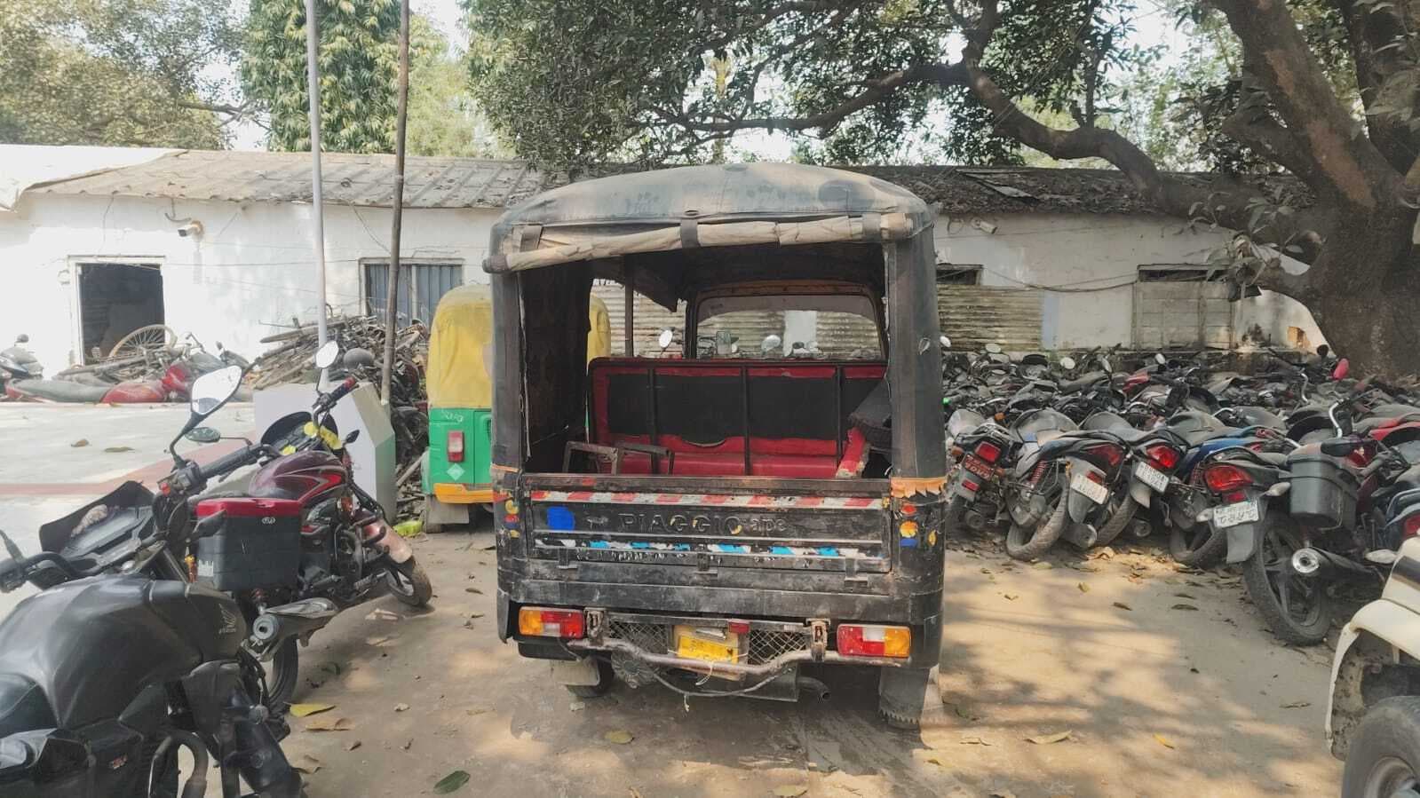 ऑटो से 09 किलो गांजा जब्त, तस्कर फरार