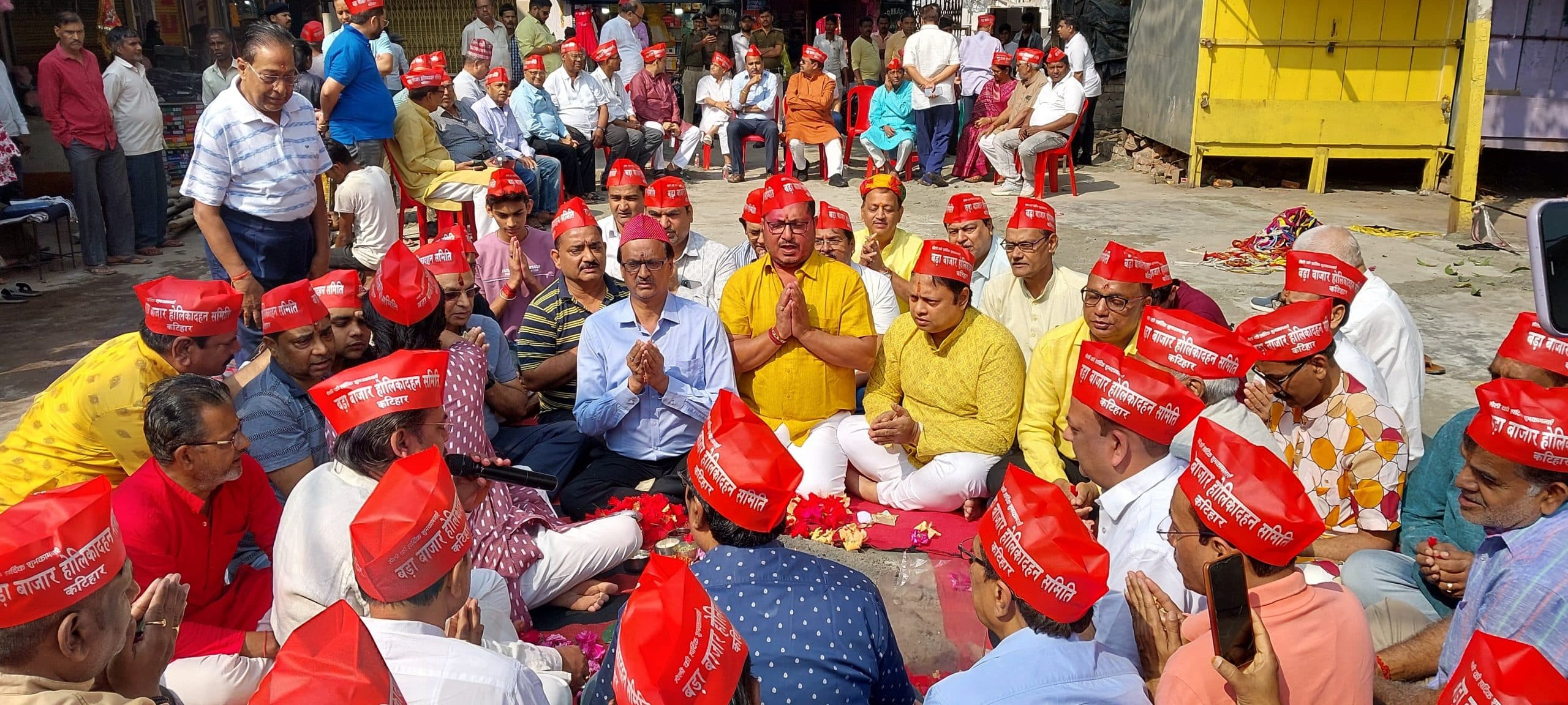होलिका दहन के साथ ही होली की हो गई शुरुआत, लोगों ने जमकर खेले गुलाल