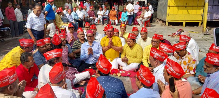 होलिका दहन के साथ ही होली की हो गई शुरुआत, लोगों ने जमकर खेले गुलाल