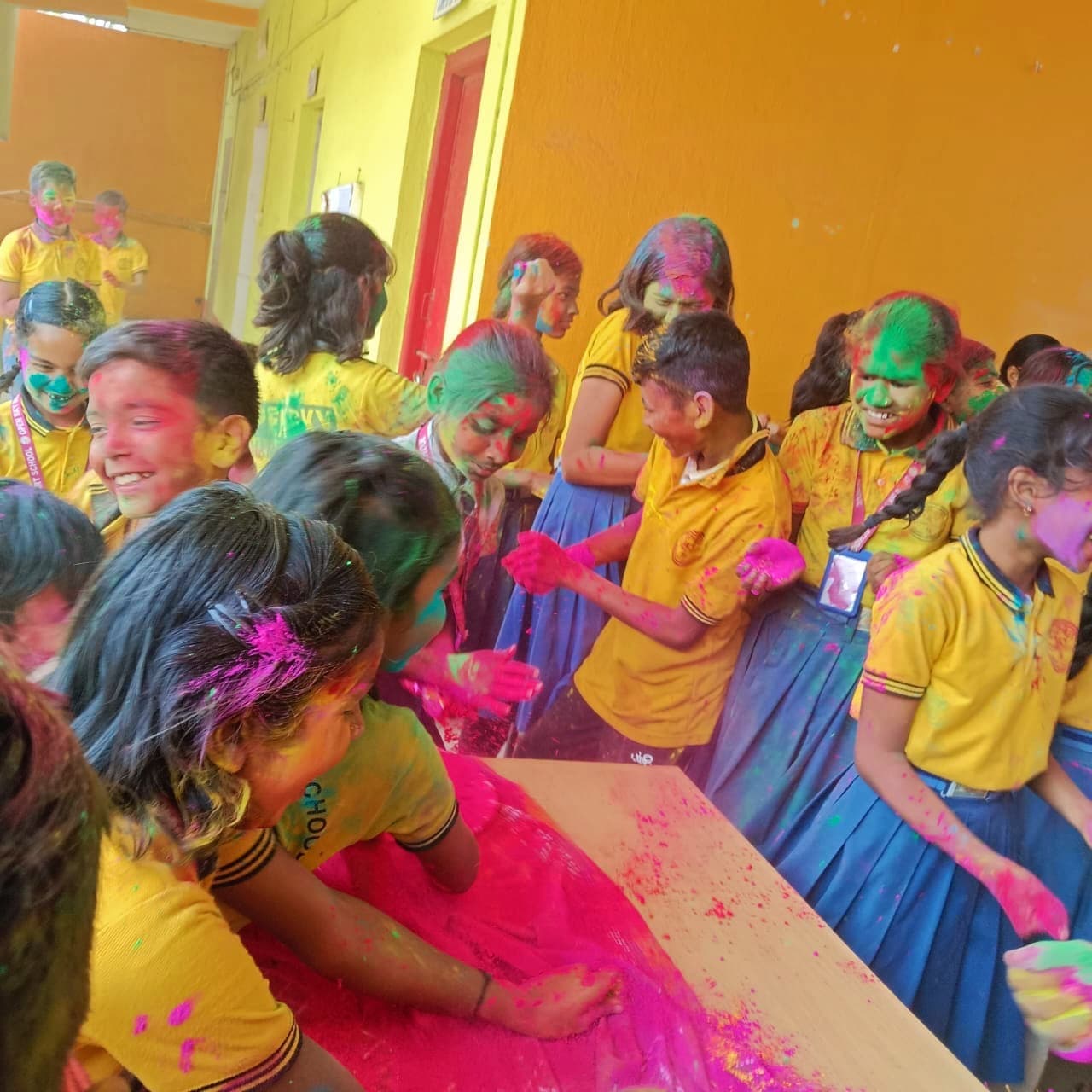 स्कूल में बच्चों व शिक्षकों ने मिलकर खेली रंगों की होली