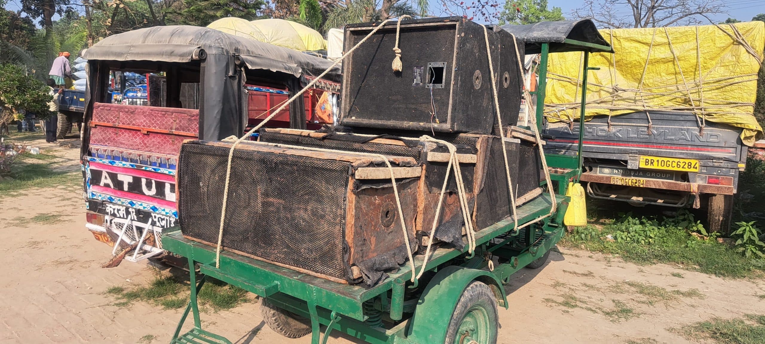 कोढा पुलिस ने कई डीजे थाना में कराया जमा