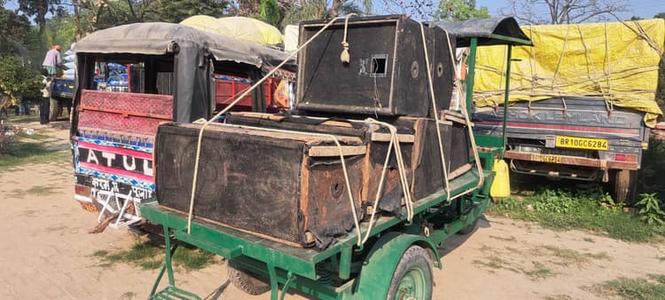 कोढा पुलिस ने कई डीजे थाना में कराया जमा