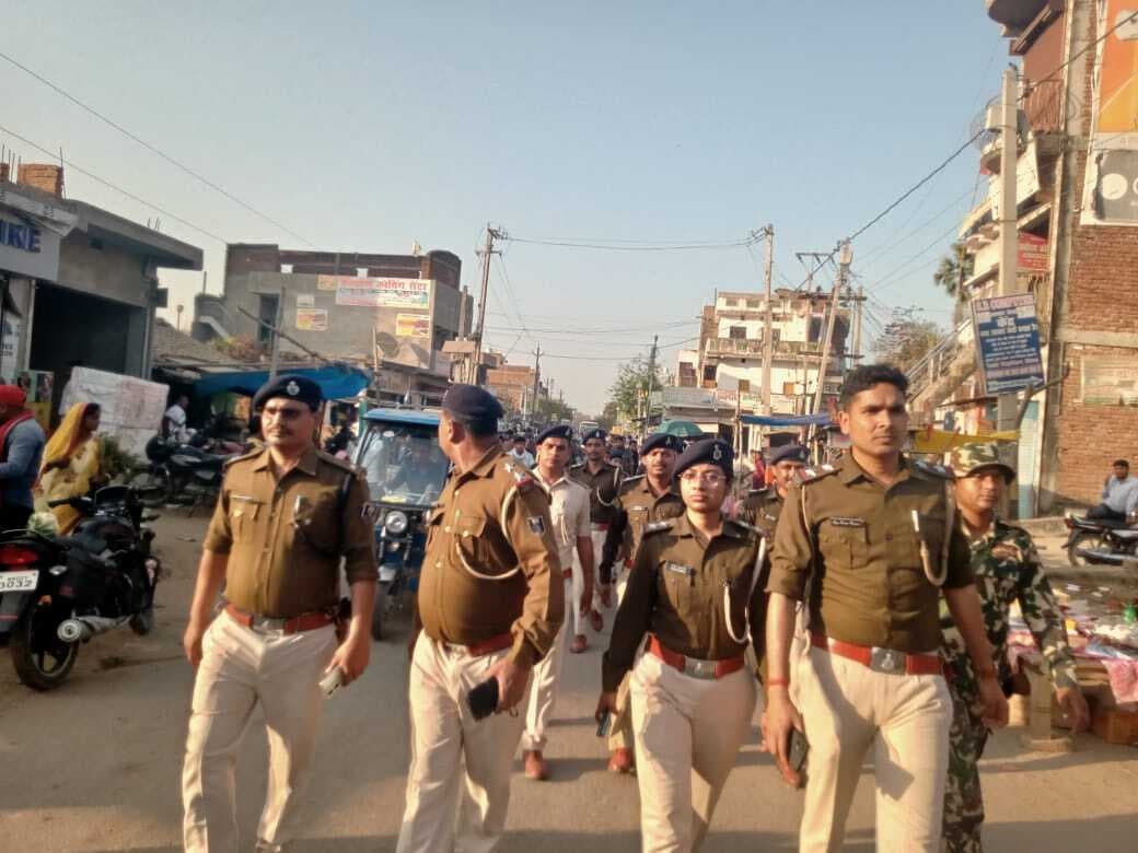 वजीरगंज में पुलिस ने निकाला फ्लैग मार्च