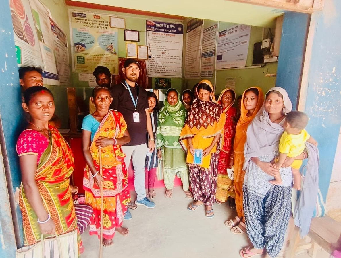 मंईयां सम्मान की राशि मिलते ही सीएससी में लग रही भीड़