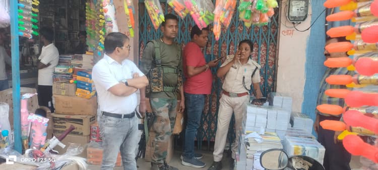 अवैध रूप से पटाखा बेचने के खिलाफ छापेमारी