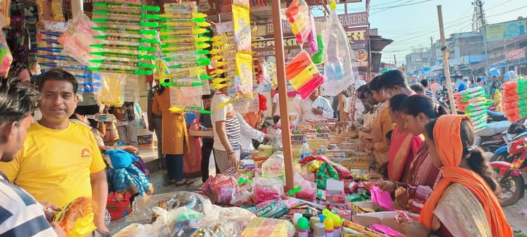 होली को लेकर चंदवा में उत्साह, बाजार में भीड़