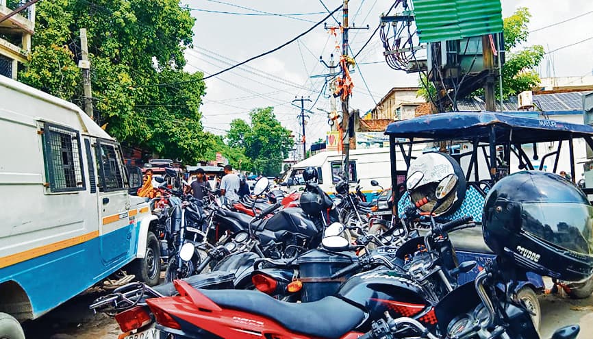 Chhapra News : होली के मौसम में बढ़ती भीड़, पार्किंग स्पेस की कमी से लोग परेशान