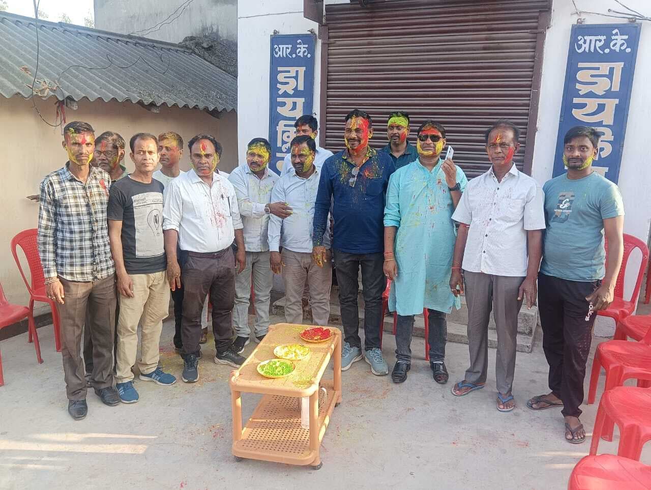 धोबी महासंघ ने किया होली मिलन, एक-दूसरे को लगाये गुलाल