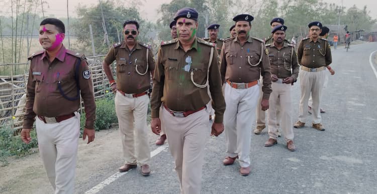 होली को लेकर निकाला फ्लैग मार्च