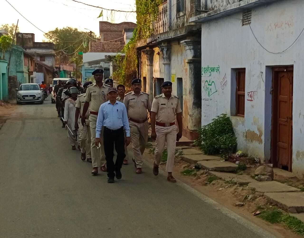 पुलिस ने होली और जुमे को लेकर निकाला फ्लैग मार्च