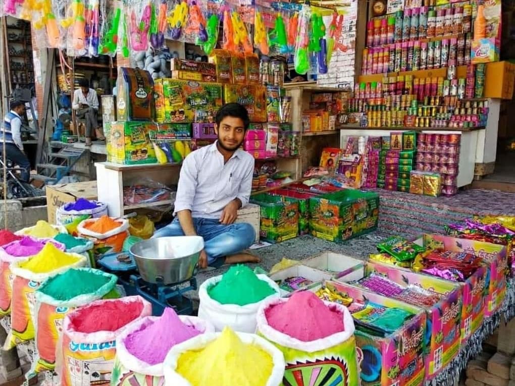 रंग व गुलाल से सजा बाजार, देर शाम तक हुई खरीदारी