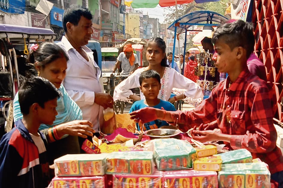 Chhapra News : हर तरफ चढ़ा लोगों में होली का खुमार, गुलजार हुआ बाजार