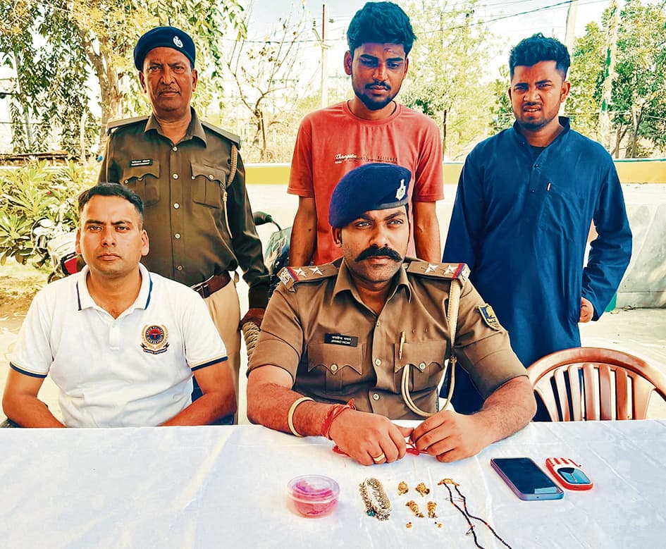 Gopalganj News : घर में चोरी करते दो बदमाशों को पकड़ ग्रामीणों ने की धुनाई, पुलिस को सौंपा