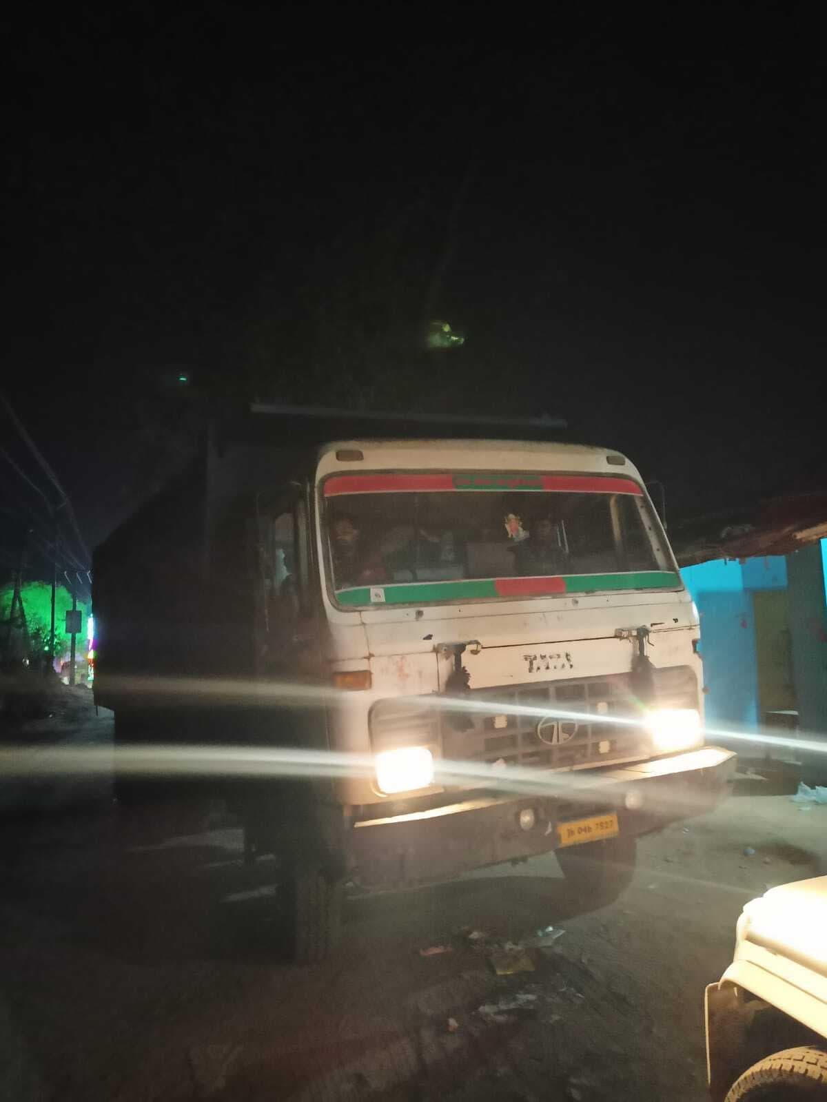 Deoghar News : बालू लोड चार ट्रैक्टर व गिट्टी लदा हाइवा जब्त