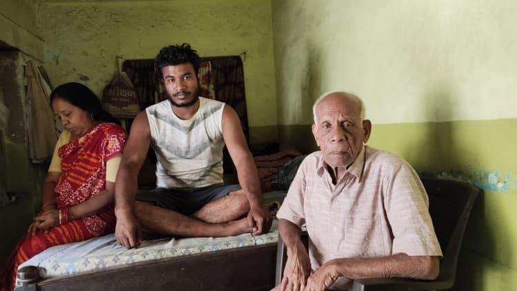 Dhanbad News : साइंटिस्ट अभिषेक के आवास पर पसरा रहा सन्नाटा