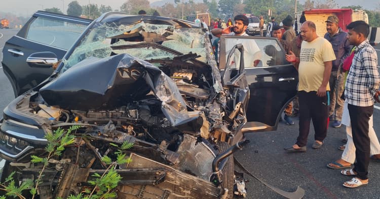 Dhanbad News : चारपहिया वाहन से पिकअप वैन की टक्कर, तीन लोग घायल