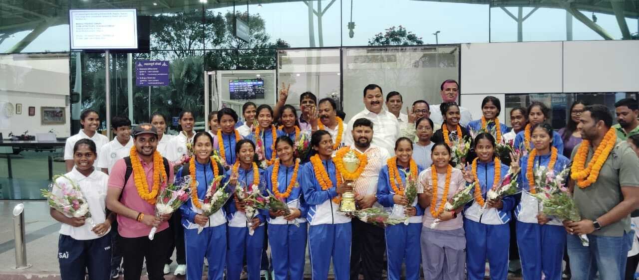 Sports : खिताब जीत रांची लौटी झारखंड टीम का हुआ स्वागत