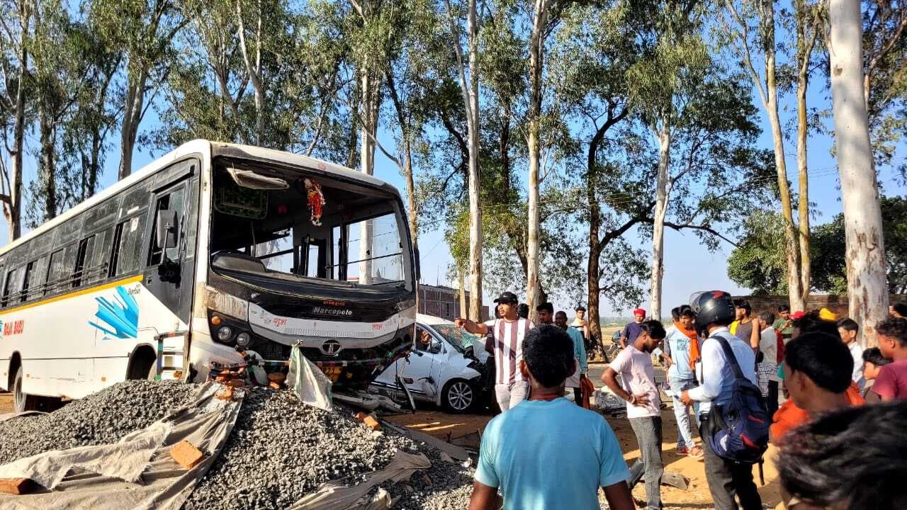 Giridih News :बस और कार में टक्कर, पांच लोग घायल
