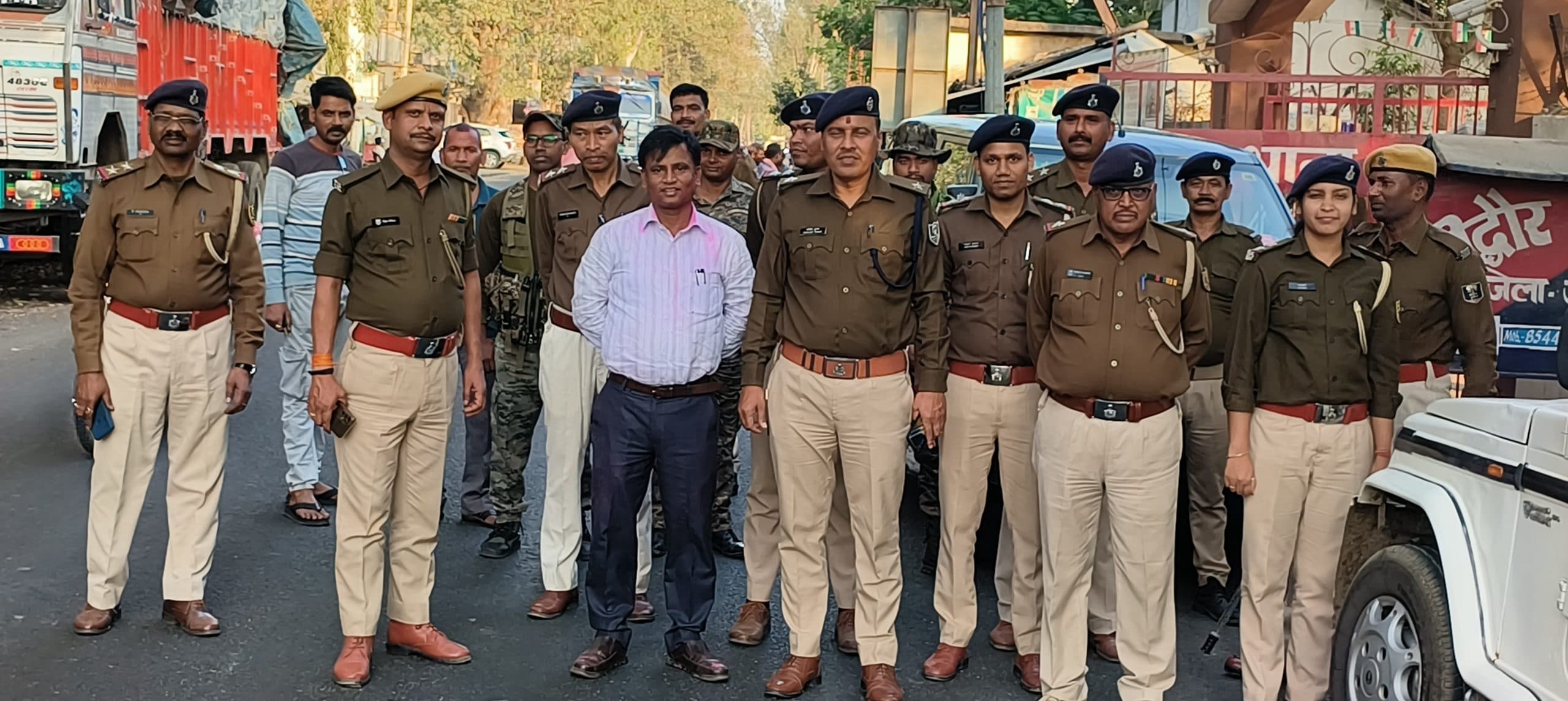 होली को लेकर पुलिस पदाधिकारियों ने किया फ्लैग मार्च