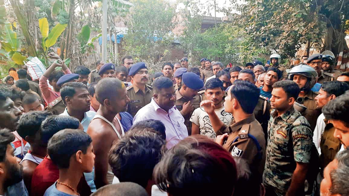 अनियंत्रित बस ने पिता -पुत्र को कुचला, पिता की मौत