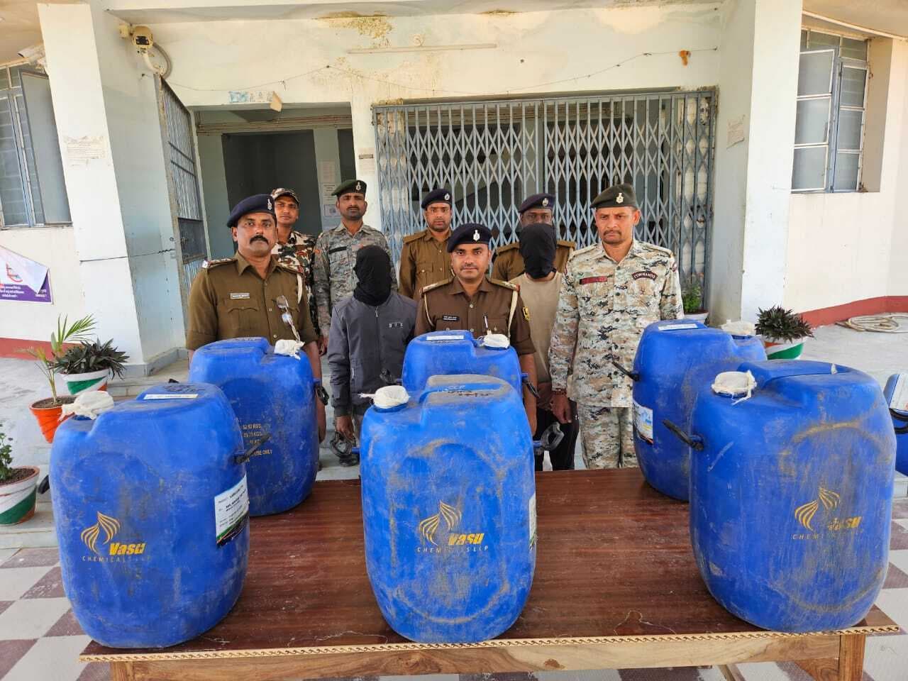 तीन सौ लीटर देसी शराब बरामद, छह बाइक जब्त, दो गिरफ्तार