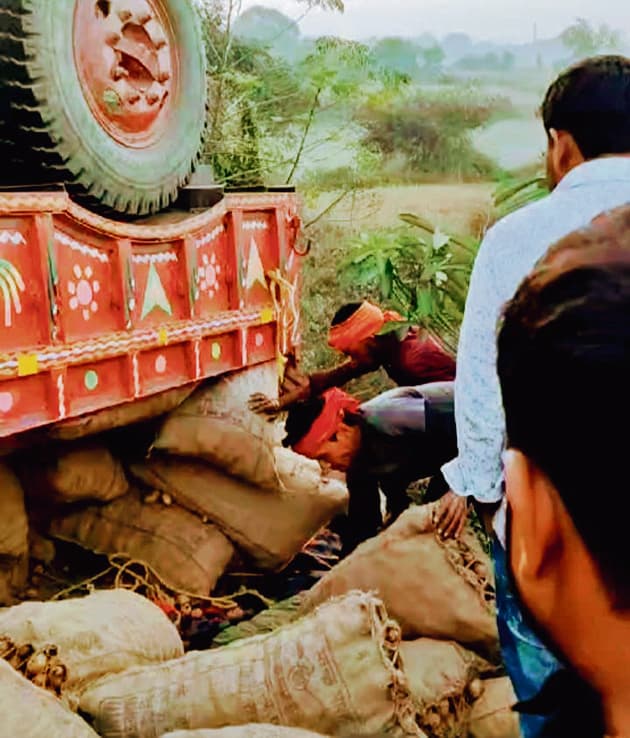 Buxar News: आलू लदा ट्रैक्टर पलटा, ट्रॉली के नीचे दबने से व्यवसायी की मौत