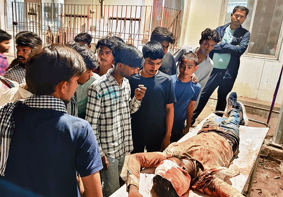 सड़क दुर्घटनाओं में एक युवक की मौत, जबकि दर्जन भर लोग हुए घायल