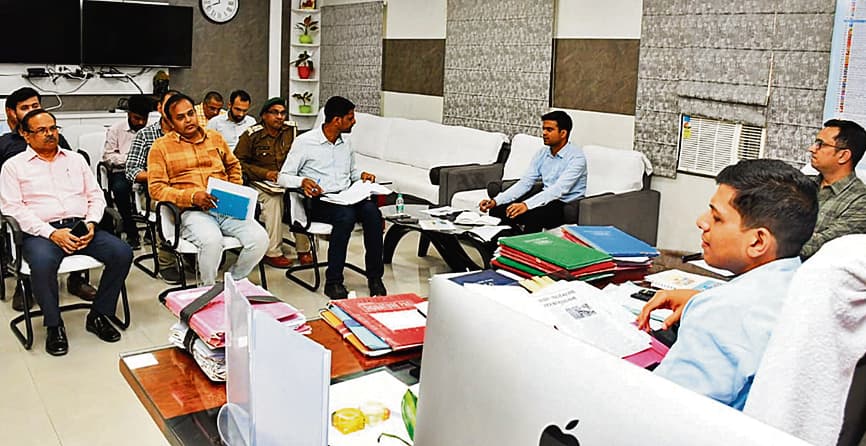 Buxar News: सिंगल यूज प्लास्टिक के इस्तेमाल को रोकने के लिए रैंडम तरीके से छापेमारी करें अधिकारी : जिलाधिकारी