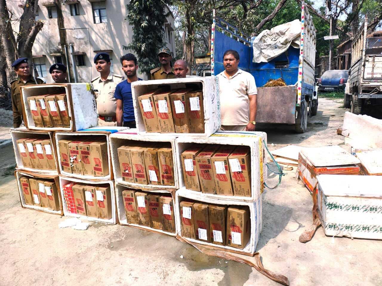 पिकअप सहित पांच लाख का विदेशी शराब जब्त