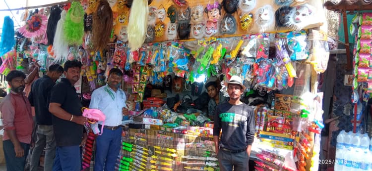 होली खेलने को लेकर लोगों ने की रंगों की खरीदारी